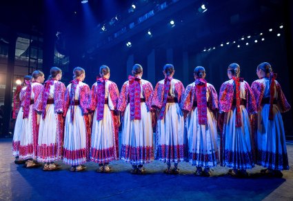 Artystki zespołu z Dubrownika podczas występu na scenie