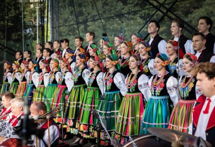 Chór w kostiumach łowickich podczas koncertu