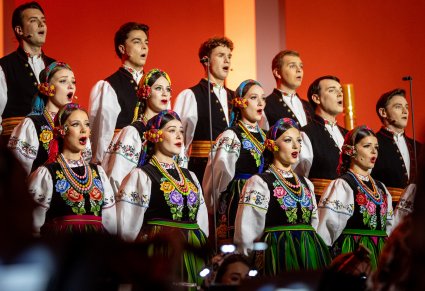 Zbliżenie na chór podczas występu