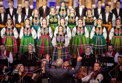 Chór, orkiestra i dyrygent podczas koncertu