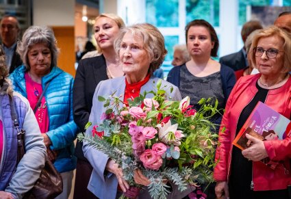 Irena Santor z kwiatami wśród publiczności