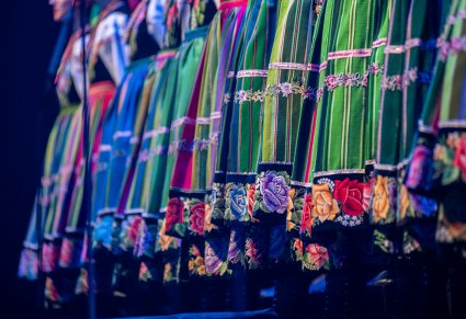 Zbliżenie na spódnice łowickie