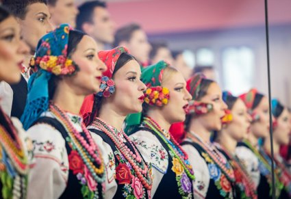 Zbliżenie na Artystki chóru w kostiumach łowickich w trakcie śpiewu