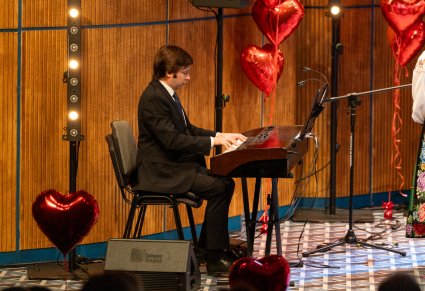 Zbliżenie na Akompaniatora grającego na instrumencie