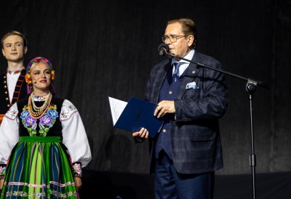 Konferansjer podczas zapowiedzi, w trakcie koncertu pieśni
