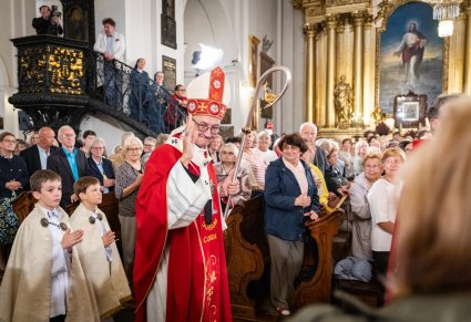 Arcybiskup błogosławiący Wiernych