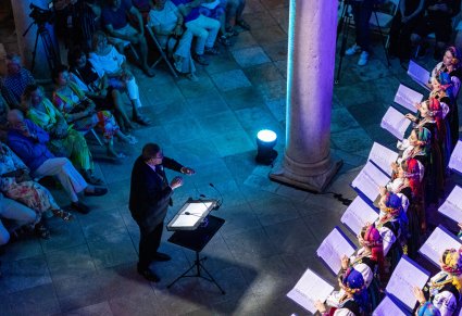 widok z góry na Artystów z chóru i publiczność