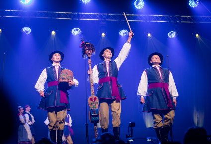 Artyści w kostiumach kaszubskich z instrumentami kaszubskimi