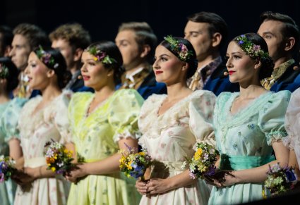 Zbliżenie na chór w kostiumach stylowych podczas wykonywania utworu