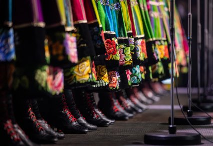 Zbliżenie na spódnice i buty kostiumu łowickiego