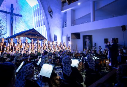 Dyrygent, chór i orkiestra podczas koncertu w kościele