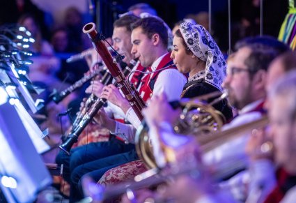 Zbliżenie na artystów orkiestry podczas koncertu