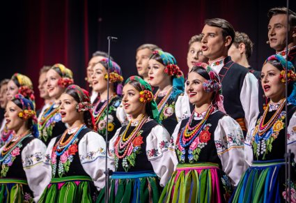 Zbliżenie na chór w kostiumach łowickich podczas koncertu