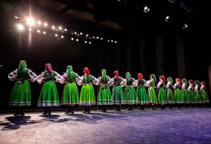 Chórzystki w kostiumach kurpiowskich na scenie