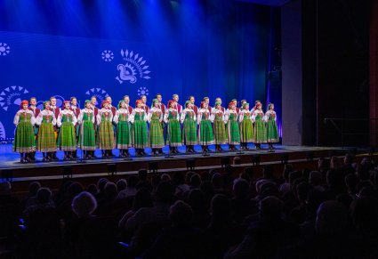Chór w kostiumach kurpiowskich podczas występu