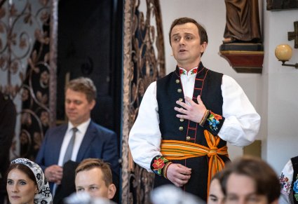 Solista chóru podczas występu na mszy