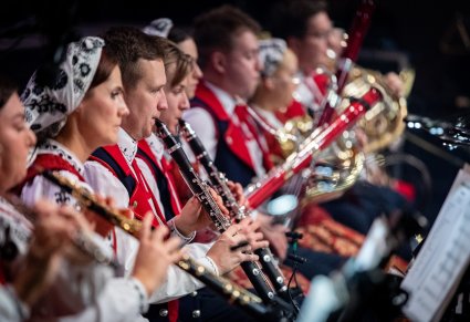 Zbliżenie na artystów orkiestry podczas koncertu