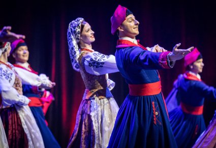 Zbliżenie na parę w kostiumach wilanowskich