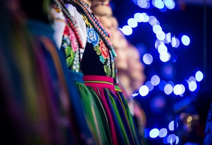 Zbliżenie na sukienkę łowicką