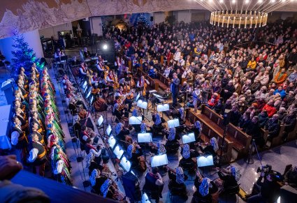 Chór, orkiestra i widownia podczas koncertu