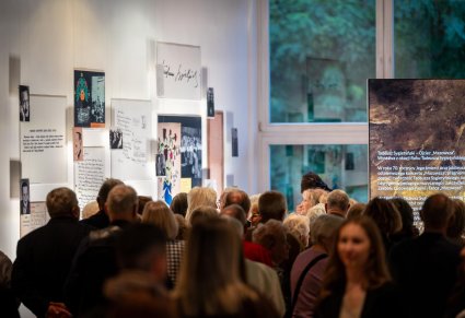 Tłum zwiedzających wystawę