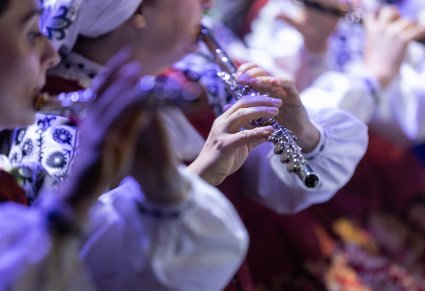 Zbliżenie na flecistkę podczas koncertu