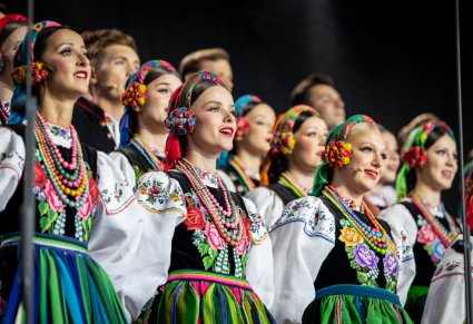 Część chóru w kostiumach łowickich, podczas koncertu