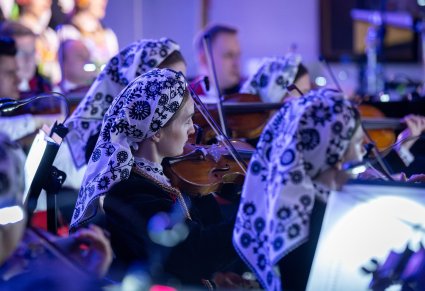 Zbliżenie na skrzypaczkę podczas koncertu