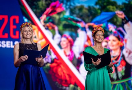 Dwie uśmiechnięte konferansjerki na scenie