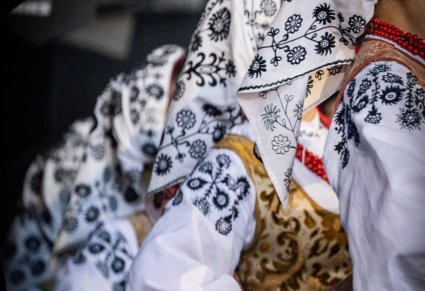 Zbliżenie na elementy damskiego kostiumu wilanowskiego, chusty i rękawy koszul