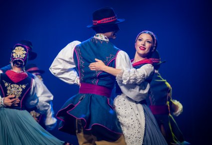 Zbliżenie na parę taneczną w kostiumach kaszubskich podczas tańca