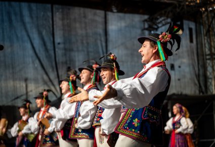 Chór w kostiumach limanowskich podczas występu