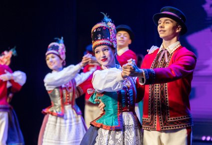 Zbliżenie na parę taneczną w kostiumach kurpiowskich