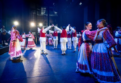 Artyści z zespołu z Dubrownika w tradycyjnych kostiumach w trakcie wykonywania choreografii tanecznej