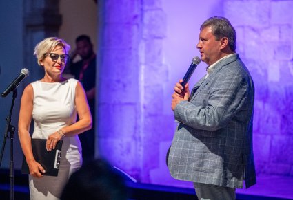 Dyrektor Jacek Boniecki wygłaszający przemowę do mikrofonu