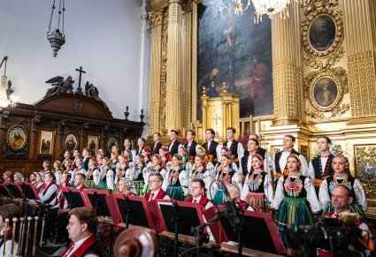 Widok na cały Chór w kostiumach łowickich w trakcie oprawy Mszy Świętej