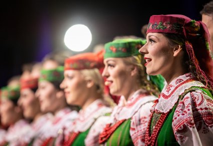 Zbliżenie na chór w kostiumach kurpiowskich podczas koncertu