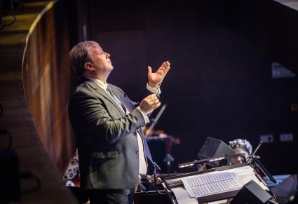 Zbliżenie na dyrygenta podczas koncertu