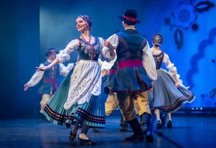 Zbliżenie na parę w kostiumach kaszubskich na scenie