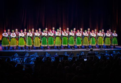 Chór w kostiumach kurpiowskich podczas występu