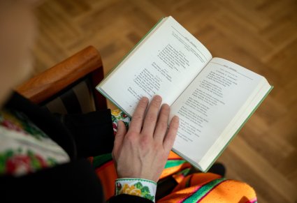 Zbliżenie na egzemplarz "Dziadów" trzymany przez artystę "Mazowsza"