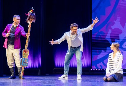 Aktorzy na scenie z instrumentem kaszubskim