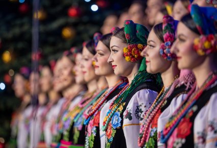 Zbliżenie na Artystki Chóru w kostiumach łowickich