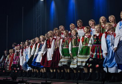 Na scenie występ Małych Karniewiaków