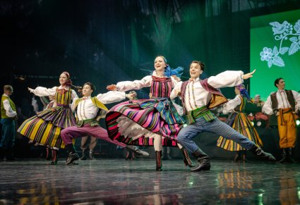 Pary Artystów Baletu w kostiumach opoczyńskich podczas wykonywania choreografii tanecznej