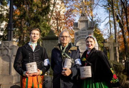 Artyści w kostiumach kocierzewskich wraz z innym uczestnikiem 51 kwesty na Starych Powązkach