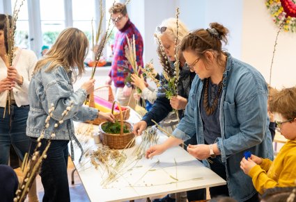 Uczestnicy warsztatów z tworzenia palm w Pałacu w Karolinie