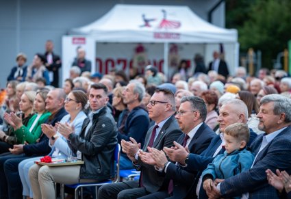 Widok na publiczoność i gospodarzy koncertu