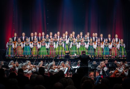 Chór, orkiestra i dyrygent podczas koncertu