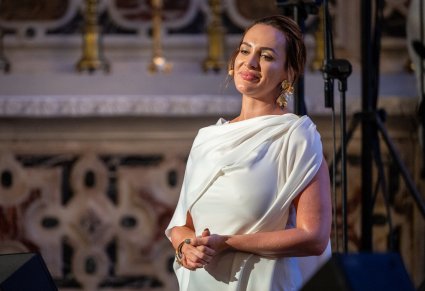 Zbliżenie na Solistkę w białej długiej sukni